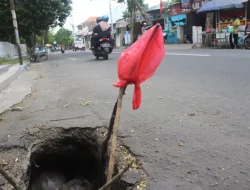 Bekas Galian Jalan Protokol Kota Mojokerto Muncul Lagi, Pengendara Terancam Bahaya