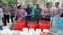 Krisis Air Bersih di Mojokerto: Warga Kedundung Antre Air Tangki dari PDAM